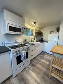 Enchanting Creekside Retreat: Your Downtown Oasis - Image 3