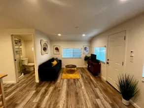 Enchanting Creekside Retreat: Your Downtown Oasis - Image 4
