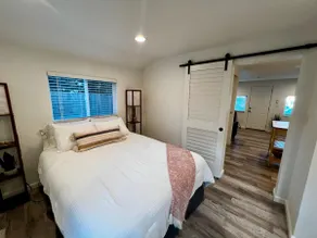 Enchanting Creekside Retreat: Your Downtown Oasis - Image 2