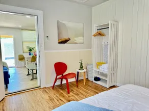 Private and modern couples retreat close to it all - Image 2