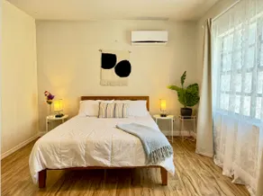Private and modern couples retreat close to it all - Image 1