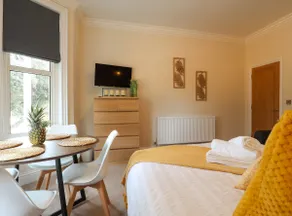 Modern, Cosy, Close Town, Hospital long term - Image 3