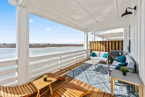 Stunning Waterfront Retreat - Image 4