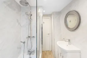 Stylish 2 Bedroom in Bishop Auckland with Parking - Image 5