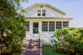 Charming Bungalow + 3 Cottages Near Park & Beaches - Image 4