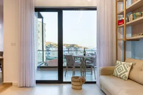 Superior 1BR apt | Sea View, Parking & Kitchen - Image 2