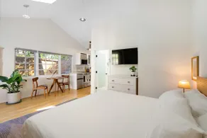 Serene Guest House with Large Private Yard - Image 2