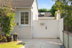 Serene Guest House with Large Private Yard - Image 4
