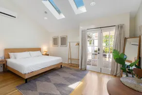 Serene Guest House with Large Private Yard - Image 3