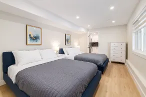 Pet Friendly, 3 Queen Beds, Close to DT - Image 5