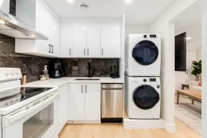 Pet Friendly, 3 Queen Beds, Close to DT - Image 2