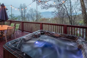 Cabine 2BR Gatlinburg confortable avec terrasse et bain à remous privé - Image 3