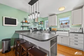 Private, Spacious 5 Bedroom House - Image 4