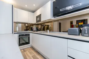 Luxury Two Bed Two En Suite Flat - Image 5