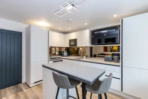 Luxury Two Bed Two En Suite Flat - Image 2
