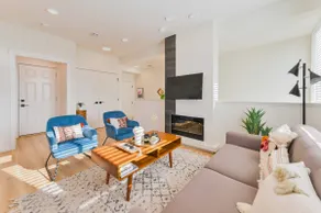 Luxe Home Mins to Airport | King Bed |Free Parking - Image 4