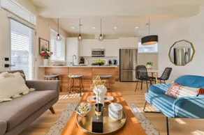 Luxe Home Mins to Airport | King Bed |Free Parking - Image 2