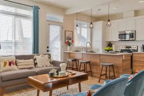 Luxe Home Mins to Airport | King Bed |Free Parking - Image 5