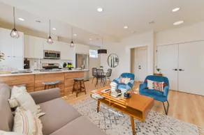 Luxe Home Mins to Airport | King Bed |Free Parking - Image 3