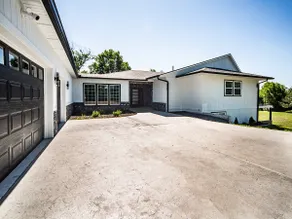 Private 5-Acre Estate|4BR Sleeps 10|20 min KCI - Image 3