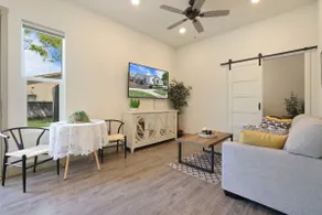 2 beds 1 bath entire guest house free parking - Image 2