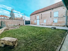 Farmhouse with courtyard and enclosed parking - Image 2