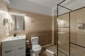 Spacious Quadruple Apartment - Image 3