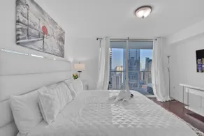 Charming 1Bed/1Bath w/ Skyline Views + FreeParking - Image 4