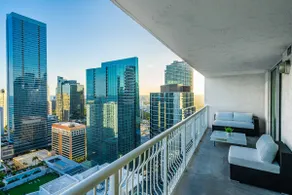 Charming 1Bed/1Bath w/ Skyline Views + FreeParking - Image 2