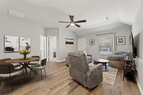 Modern Pet Friendly Fenced Yard near AT&T Stadium - Image 2