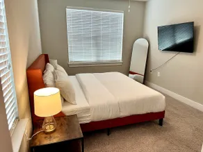 King Bed-Pool and Gym-Kitchen - Image 3