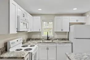 Cozy Renovated Little House Near Base & Fields - Image 4