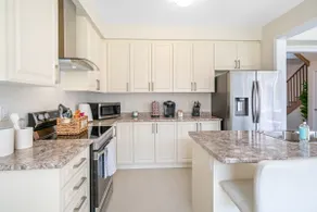 Luxury 3 Bedroom Home! 10 mins from Niagara Falls - Image 3