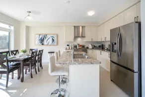 Luxury 3 Bedroom Home! 10 mins from Niagara Falls - Image 4