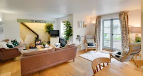 Toad Hall Pet-Friendly Family Stay, Lake Access - Image 2