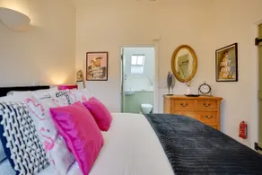 Toad Hall Pet-Friendly Family Stay, Lake Access - Image 4