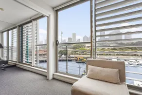 Spectacular Waterfront with Cosmopolitan Lifestyle - Image 5