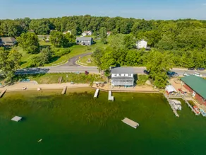 Iconic Lakehouse - Ivy Lodge - on Pine Lake - Image 3