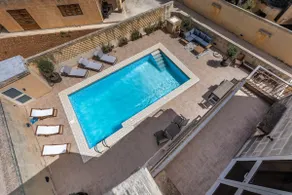 Tranquil Mansion - 3 Bed, Pool, BBQ & Gaming Room - Image 2