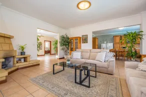Tranquil Mansion - 3 Bed, Pool, BBQ & Gaming Room - Image 3