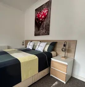 Serviced apartment, 1 Newcastle - Image 2