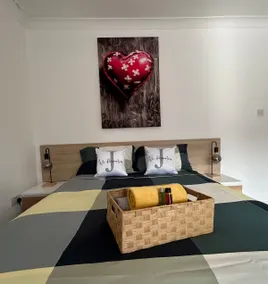 Serviced apartment, 1 Newcastle - Image 3