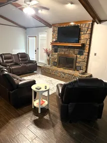 Farm Living, in Lavaca - Image 3
