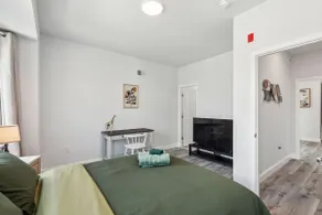 SAL | 2BR/1.5BA 2-Story Apt at Convention Ctr - 5 - Image 4