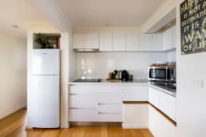 Y Vue - Beachside Apartment with Ocean Views - Image 3