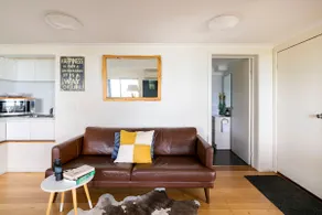 Y Vue - Beachside Apartment with Ocean Views - Image 2