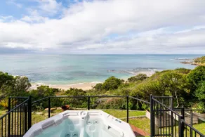 Y Vue - Beachside Apartment with Ocean Views - Image 4