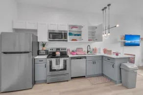 Cozy Pink Studio | Pool & FREE Parking NYC - Image 4