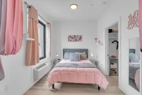 Cozy Pink Studio | Pool & FREE Parking NYC - Image 3
