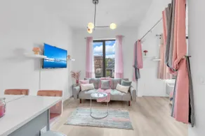 Cozy Pink Studio | Pool & FREE Parking NYC - Image 2